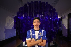 FC Porto regressa com reforço Fran Navarro e tem sucessor de Uribe pendente