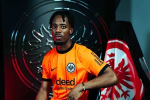 Mercado: Elye Wahi assina pelo Eintracht Frankfurt num negócio recorde