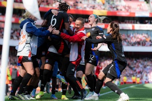 Lyon bate Arsenal e fica mais perto da final da ‘Champions’ feminina em Alvalade