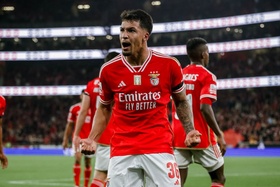 "Num meio campo a três, Schmidt devia jogar com um ponta de lança, o Marcos Leonardo"