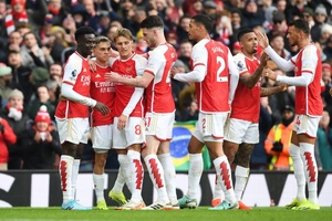 Arsenal aplica 'chapa 5' ao Crystal Palace e cola-se ao City no segundo lugar da tabela
