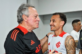 Abel Braga gera polémica: "Não quero a minha equipa a jogar de rosa, parece uma equipa de veados"