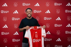 OFICIAL: Chuba Akpom, melhor marcador do Championship, é reforço do Ajax