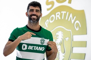 Sporting: Defesa Luís Neto renova contrato por mais uma época