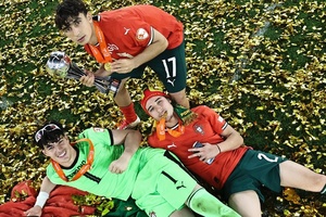 Bino Maçães e seleção portuguesa sub-17 celebram título europeu